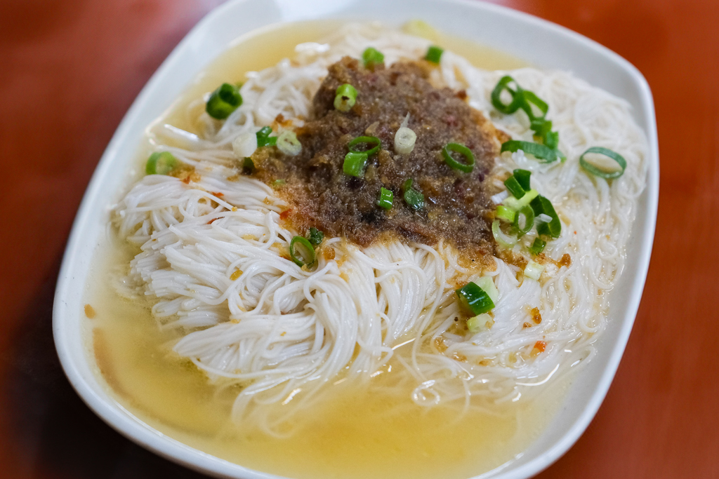 南投竹山｜福伯黃金雞．紫南宮甕缸雞吃這間？龍眼木燻烤的特殊香氣 @飛天璇的口袋