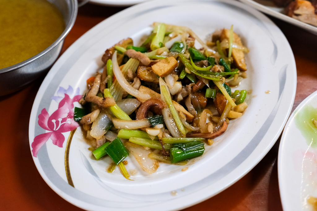 南投竹山｜福伯黃金雞．紫南宮甕缸雞吃這間？龍眼木燻烤的特殊香氣 @飛天璇的口袋