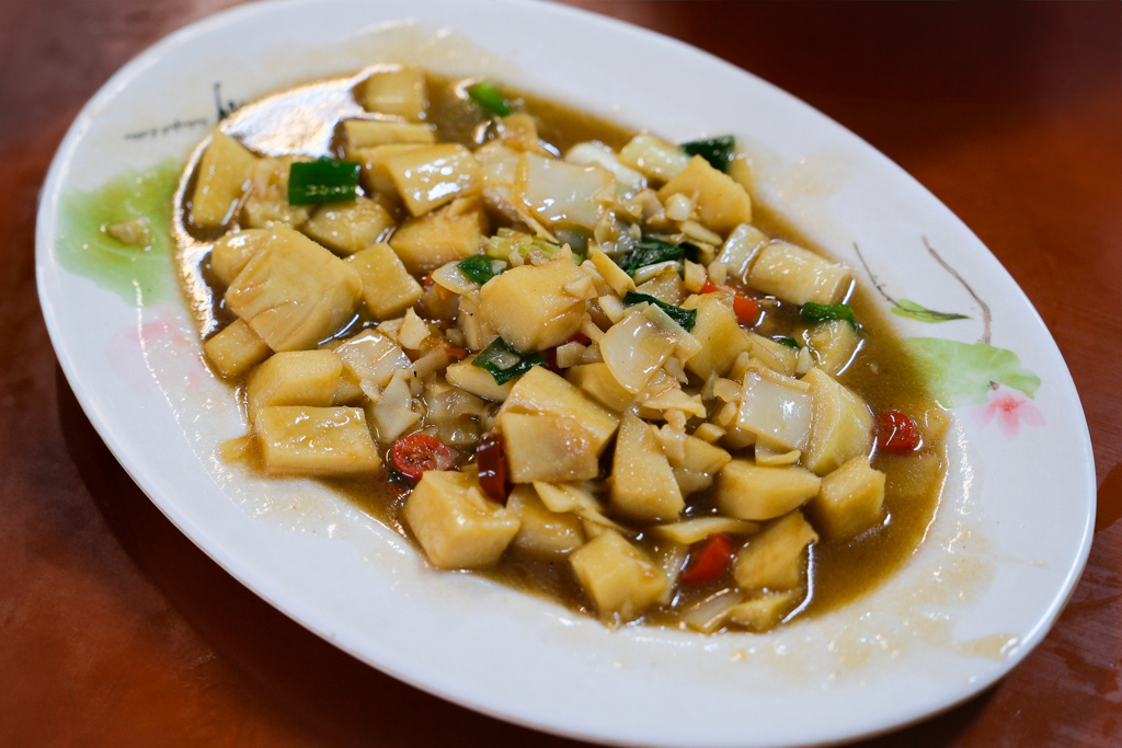 南投竹山｜福伯黃金雞．紫南宮甕缸雞吃這間？龍眼木燻烤的特殊香氣 @飛天璇的口袋