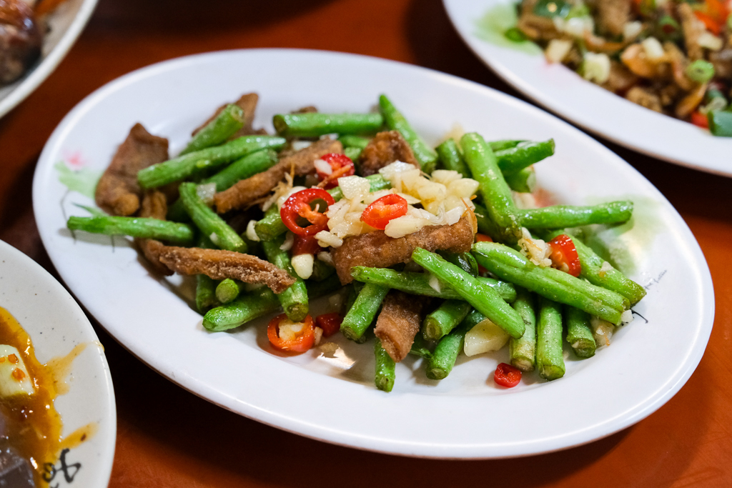 南投竹山｜福伯黃金雞．紫南宮甕缸雞吃這間？龍眼木燻烤的特殊香氣 @飛天璇的口袋