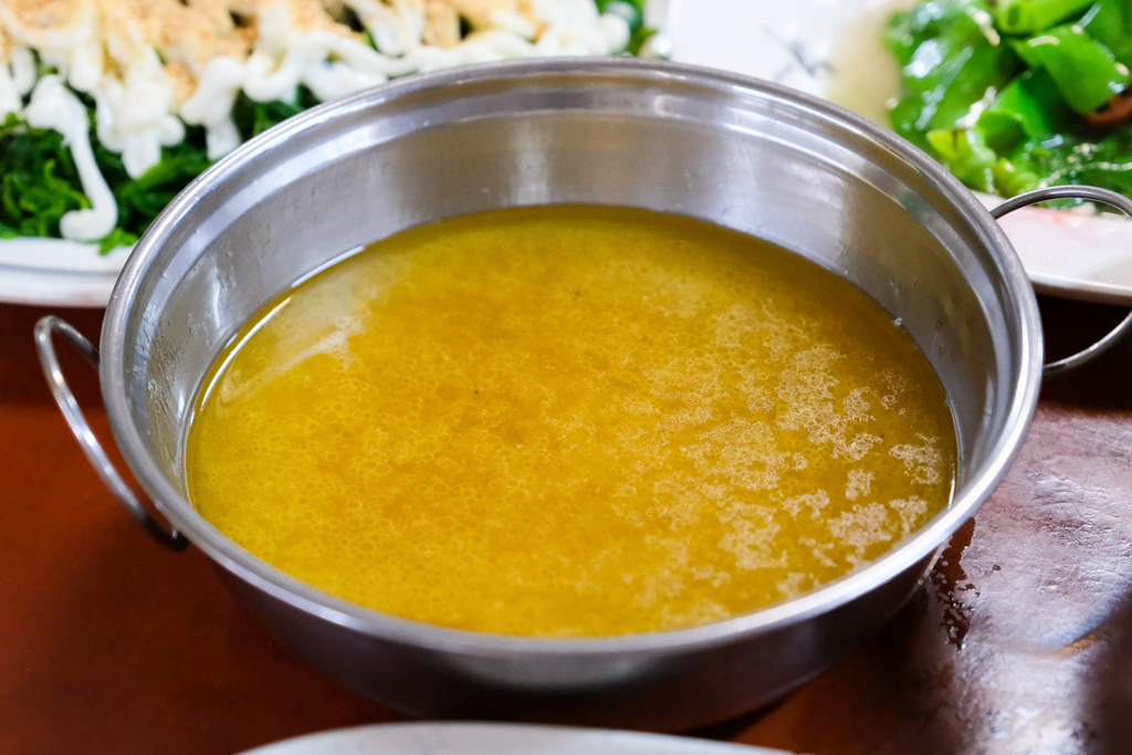 南投竹山｜福伯黃金雞．紫南宮甕缸雞吃這間？龍眼木燻烤的特殊香氣 @飛天璇的口袋