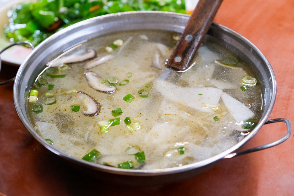 南投竹山｜福伯黃金雞．紫南宮甕缸雞吃這間？龍眼木燻烤的特殊香氣 @飛天璇的口袋