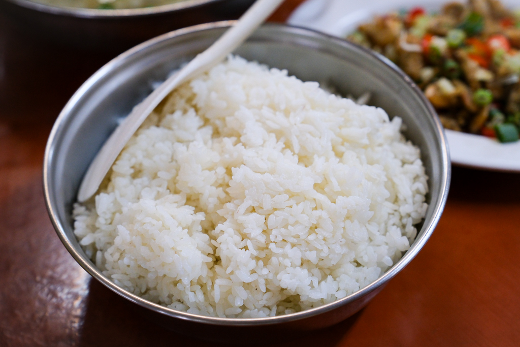 南投竹山｜福伯黃金雞．紫南宮甕缸雞吃這間？龍眼木燻烤的特殊香氣 @飛天璇的口袋