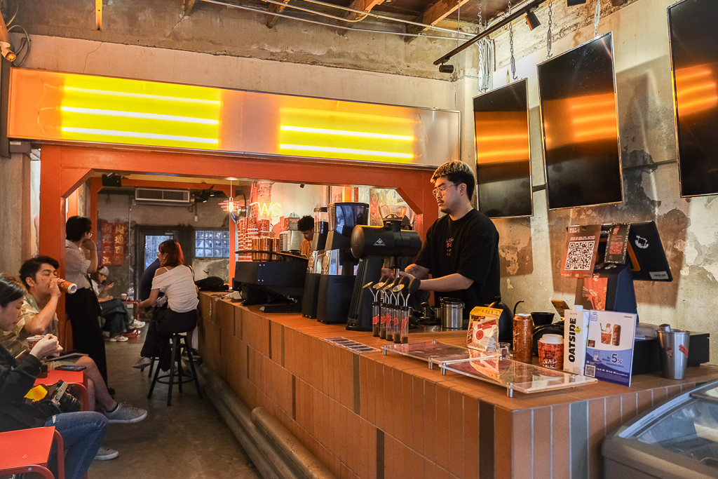 泰國曼谷｜Local Boys Coffee．一開幕就爆紅引發打卡風潮，曼谷嵩越路人氣咖啡館 @飛天璇的口袋