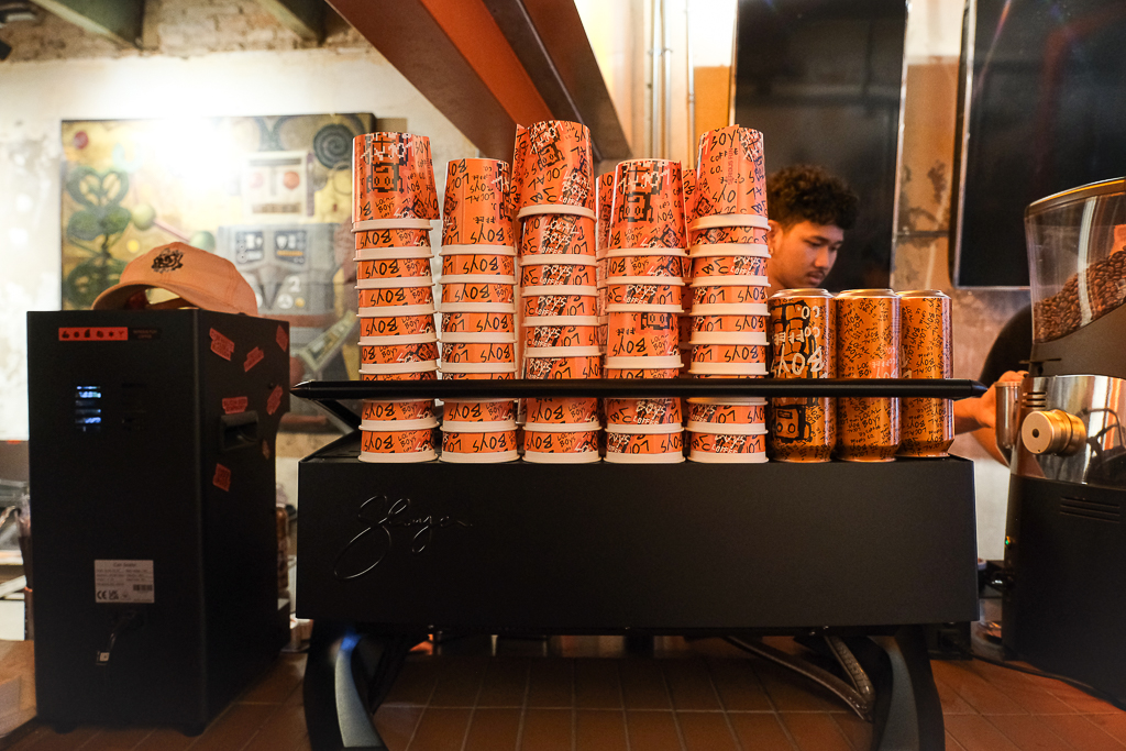 泰國曼谷｜Local Boys Coffee．一開幕就爆紅引發打卡風潮，曼谷嵩越路人氣咖啡館 @飛天璇的口袋