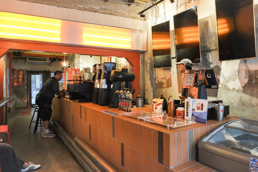 泰國曼谷｜Local Boys Coffee．一開幕就爆紅引發打卡風潮，曼谷嵩越路人氣咖啡館 @飛天璇的口袋