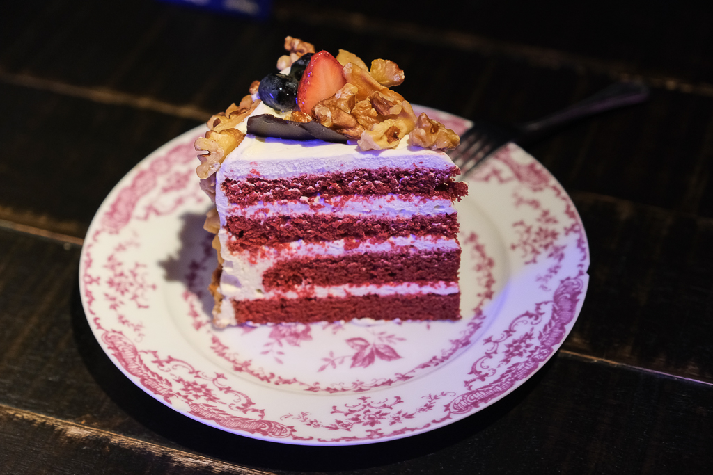 泰國曼谷｜e-ga LAB．一樓是A pink rabbit + Bob蛋糕店，嵩越路人氣咖啡甜點推薦 @飛天璇的口袋