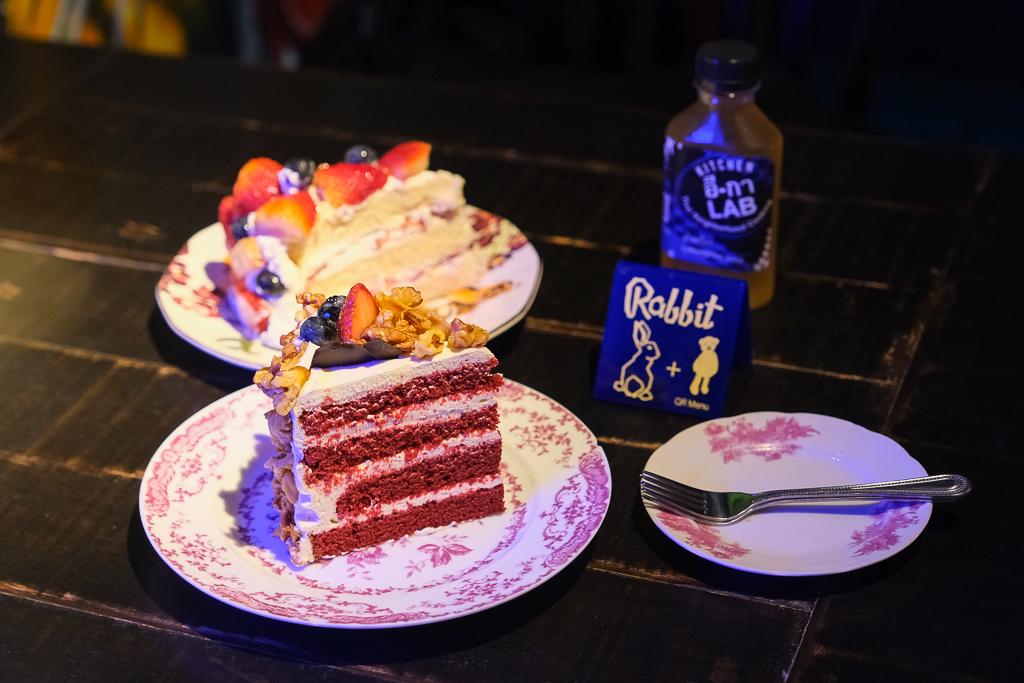 泰國曼谷｜e-ga LAB．一樓是A pink rabbit + Bob蛋糕店，嵩越路人氣咖啡甜點推薦 @飛天璇的口袋