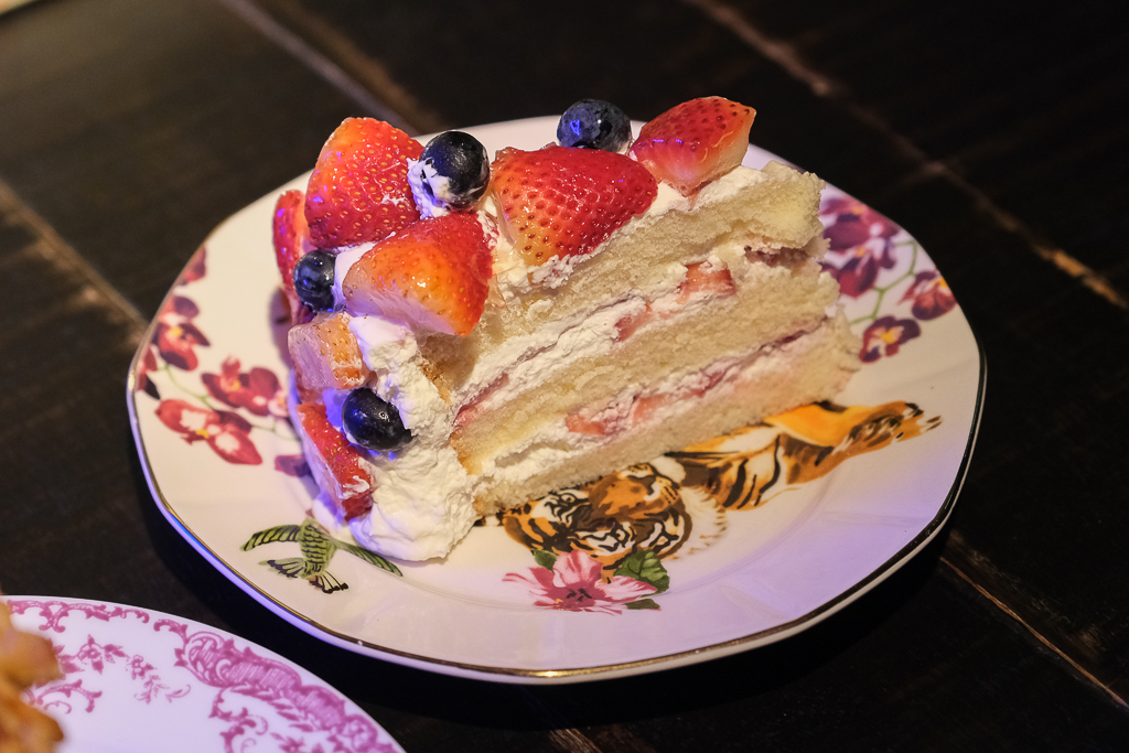 泰國曼谷｜e-ga LAB．一樓是A pink rabbit + Bob蛋糕店，嵩越路人氣咖啡甜點推薦 @飛天璇的口袋