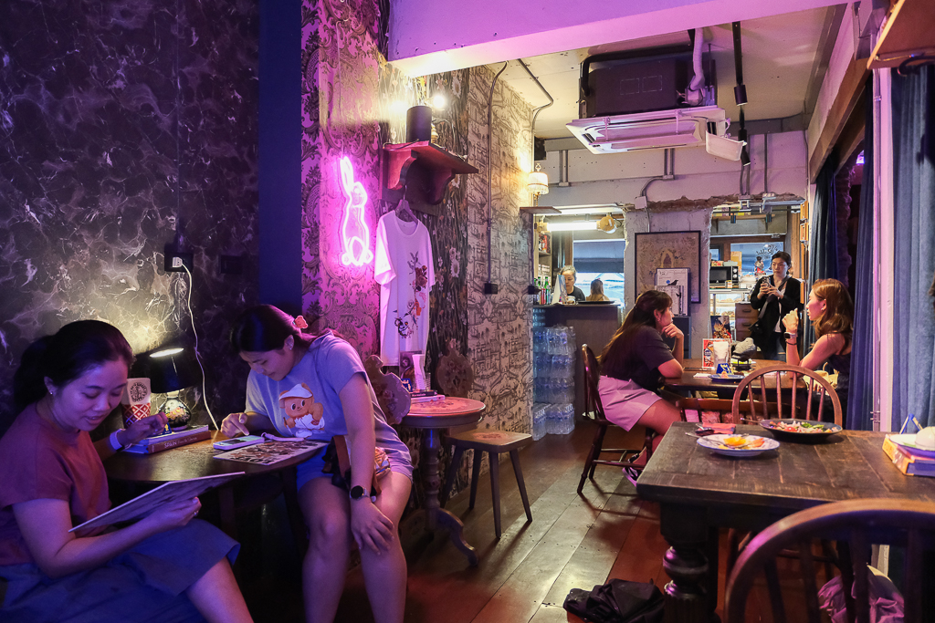 泰國曼谷｜e-ga LAB．一樓是A pink rabbit + Bob蛋糕店，嵩越路人氣咖啡甜點推薦 @飛天璇的口袋