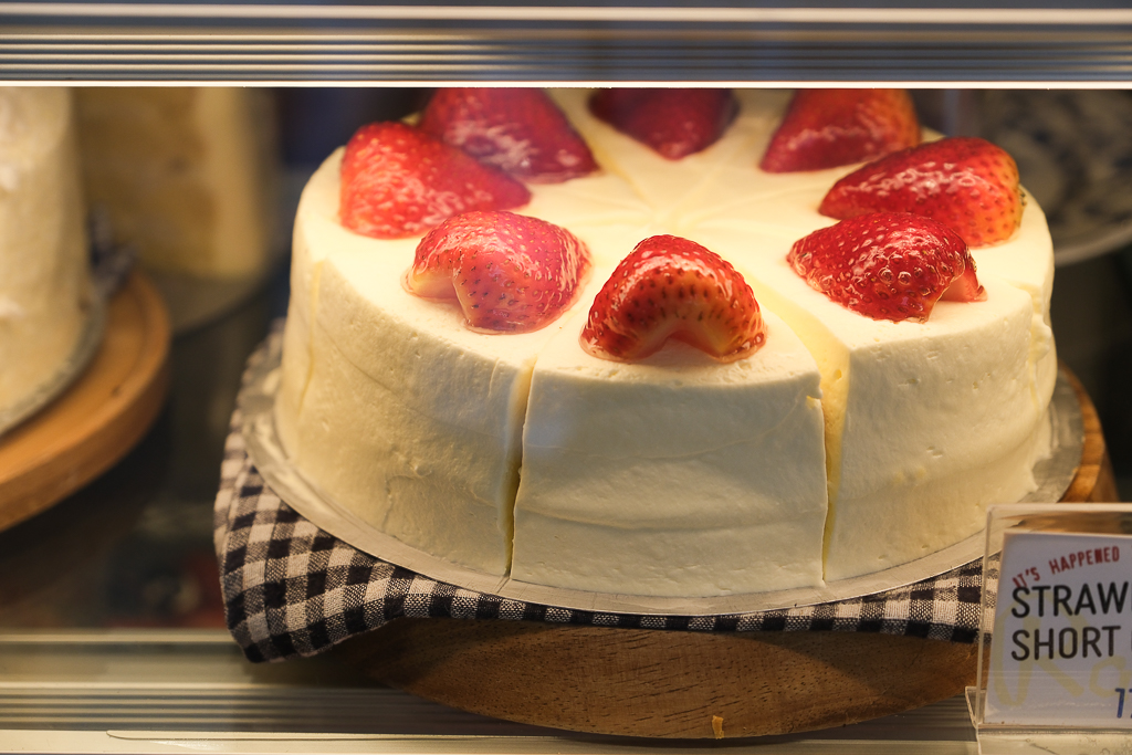 泰國曼谷｜e-ga LAB．一樓是A pink rabbit + Bob蛋糕店，嵩越路人氣咖啡甜點推薦 @飛天璇的口袋