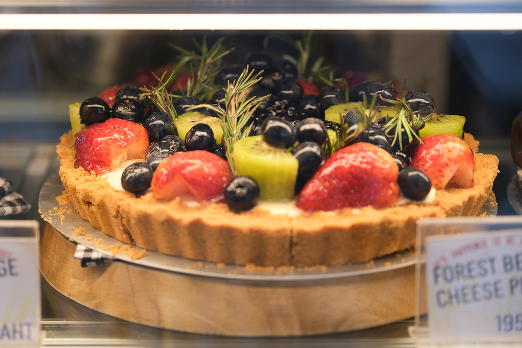 泰國曼谷｜e-ga LAB．一樓是A pink rabbit + Bob蛋糕店，嵩越路人氣咖啡甜點推薦 @飛天璇的口袋