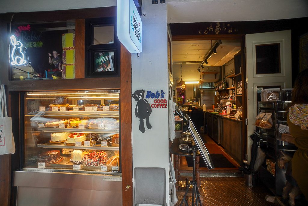 泰國曼谷｜e-ga LAB．一樓是A pink rabbit + Bob蛋糕店，嵩越路人氣咖啡甜點推薦 @飛天璇的口袋