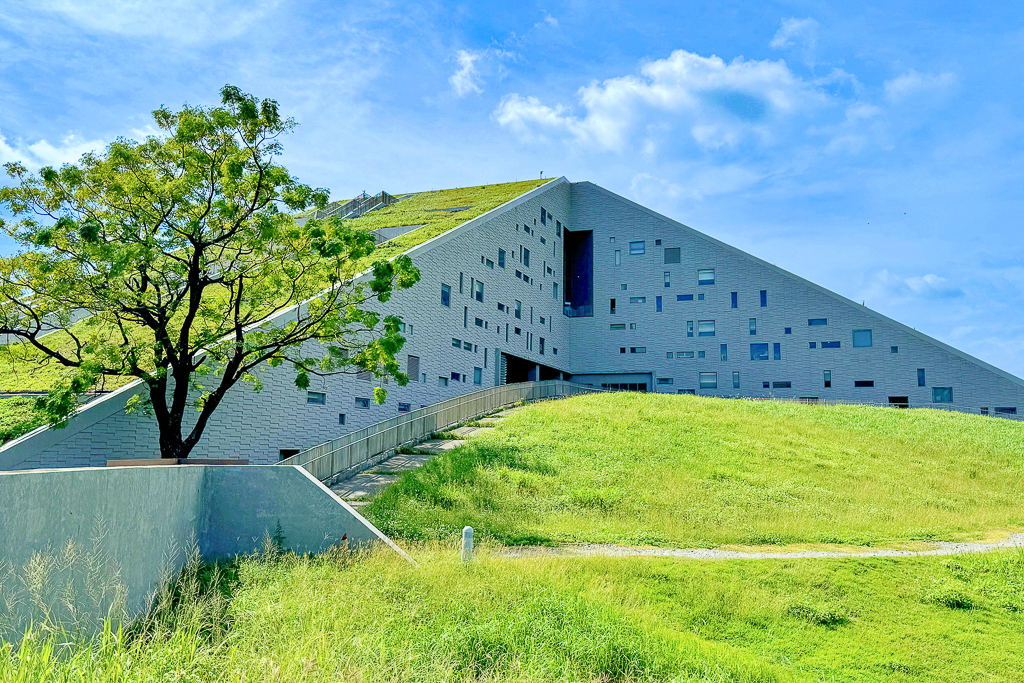 台東景點｜台東大學圖書館．世界8大特色圖書館之首，坐擁大片綠地湖畔美景 @飛天璇的口袋