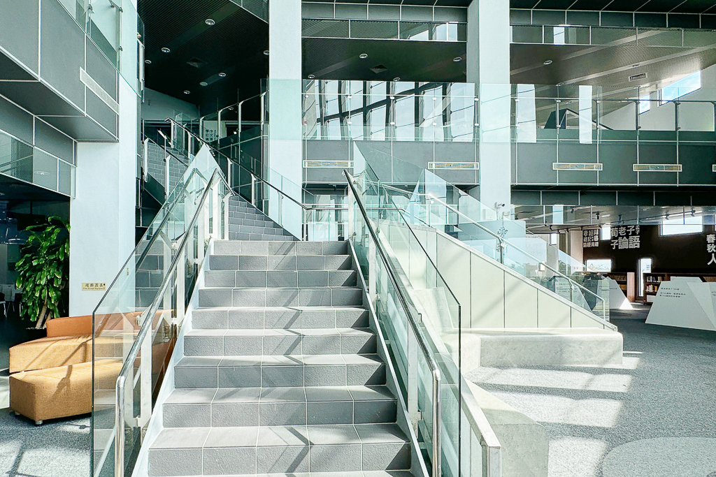 台東景點｜台東大學圖書館．世界8大特色圖書館之首，坐擁大片綠地湖畔美景 @飛天璇的口袋