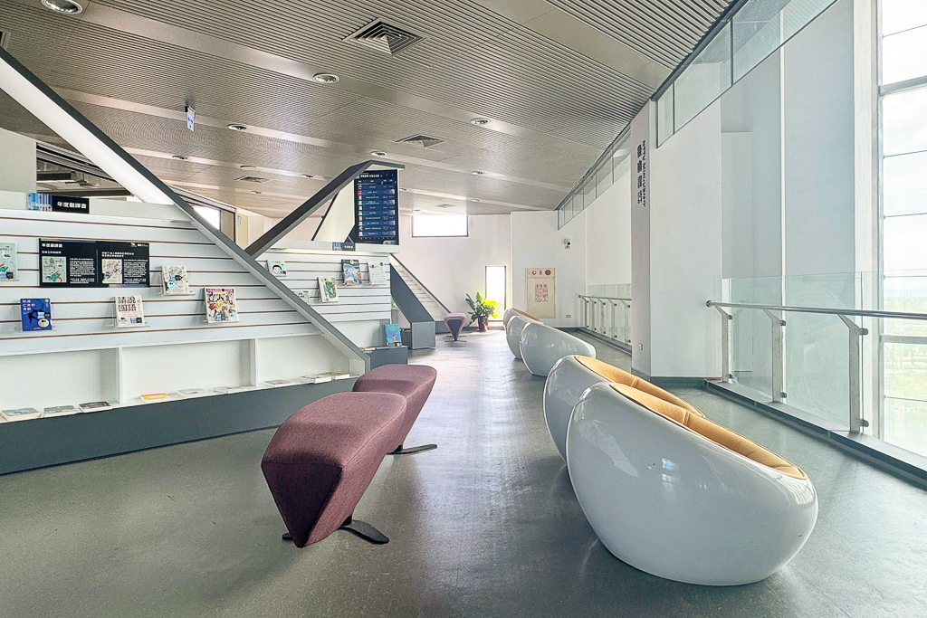 台東景點｜台東大學圖書館．世界8大特色圖書館之首，坐擁大片綠地湖畔美景 @飛天璇的口袋