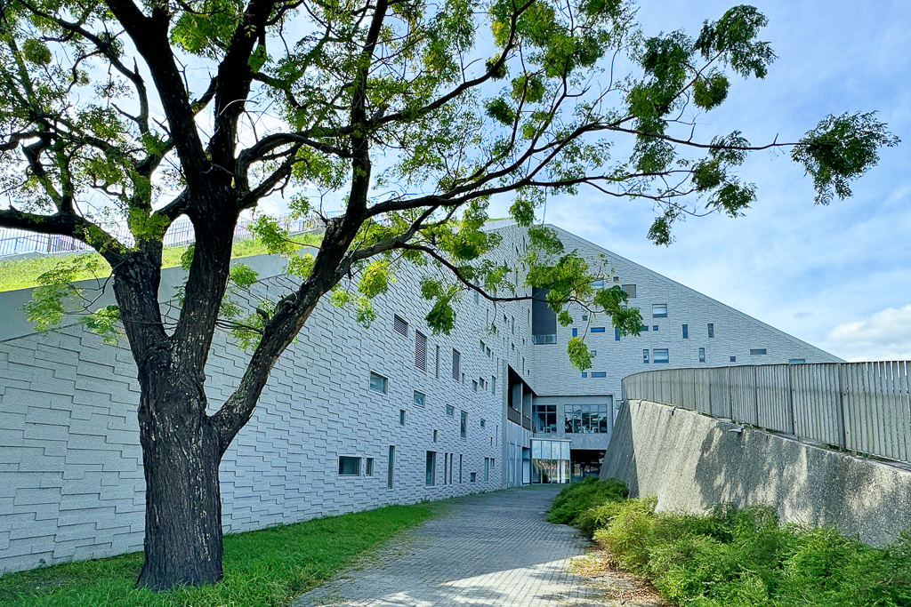 台東景點｜台東大學圖書館．世界8大特色圖書館之首，坐擁大片綠地湖畔美景 @飛天璇的口袋