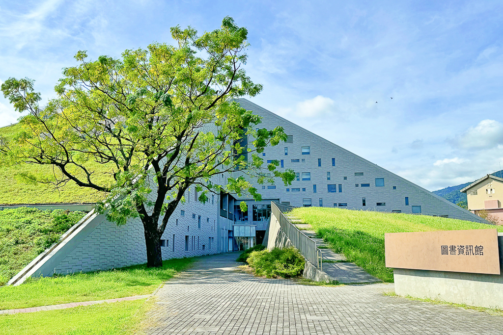 台東景點｜台東大學圖書館．世界8大特色圖書館之首，坐擁大片綠地湖畔美景 @飛天璇的口袋