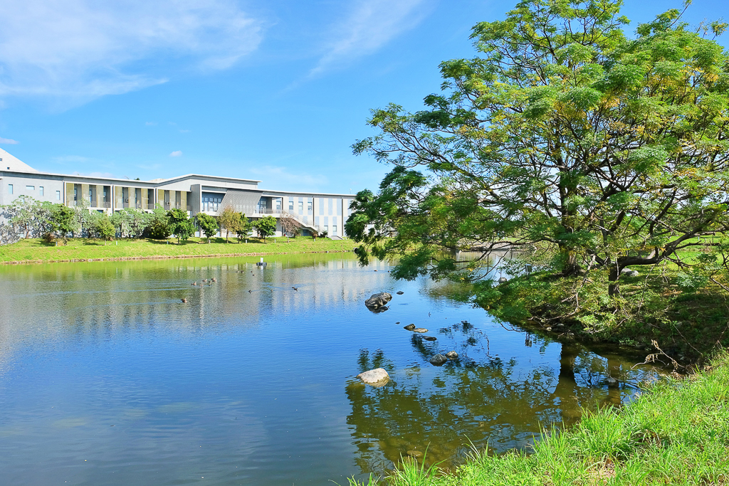 台東景點｜台東大學圖書館．世界8大特色圖書館之首，坐擁大片綠地湖畔美景 @飛天璇的口袋