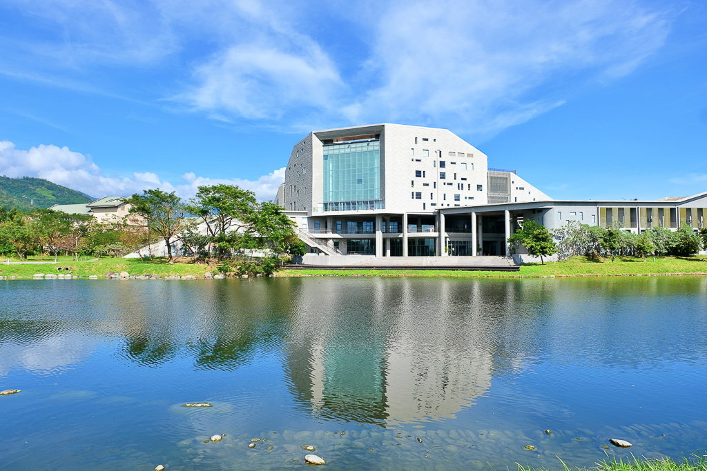 台東景點｜台東大學圖書館．世界8大特色圖書館之首，坐擁大片綠地湖畔美景 @飛天璇的口袋