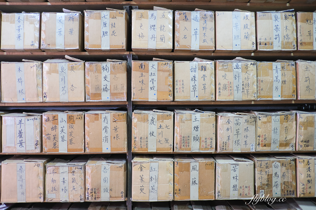 台中中區｜芳泉青草茶．舊城區20年老店，青草茶、苦茶、洛神茶杯裝罐裝都有 @飛天璇的口袋