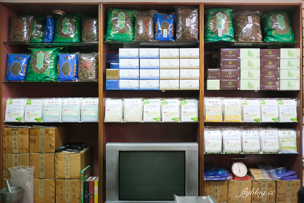 台中中區｜芳泉青草茶．舊城區20年老店，青草茶、苦茶、洛神茶杯裝罐裝都有 @飛天璇的口袋