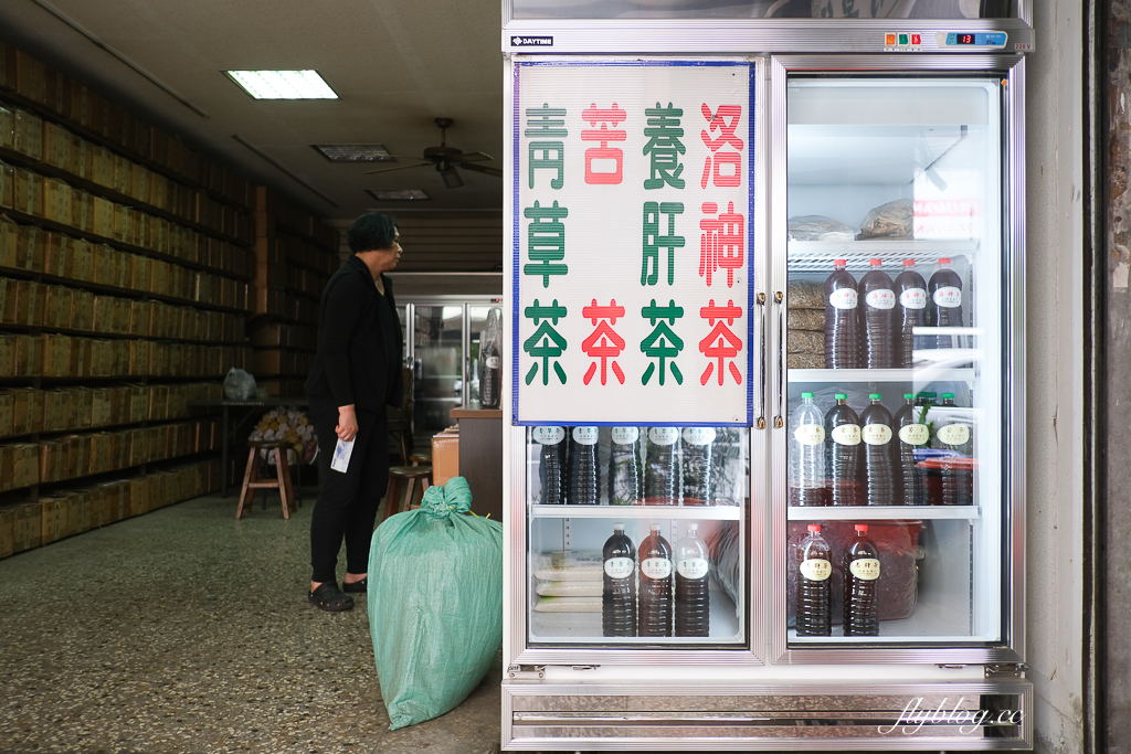 台中中區｜芳泉青草茶．舊城區20年老店，青草茶、苦茶、洛神茶杯裝罐裝都有 @飛天璇的口袋