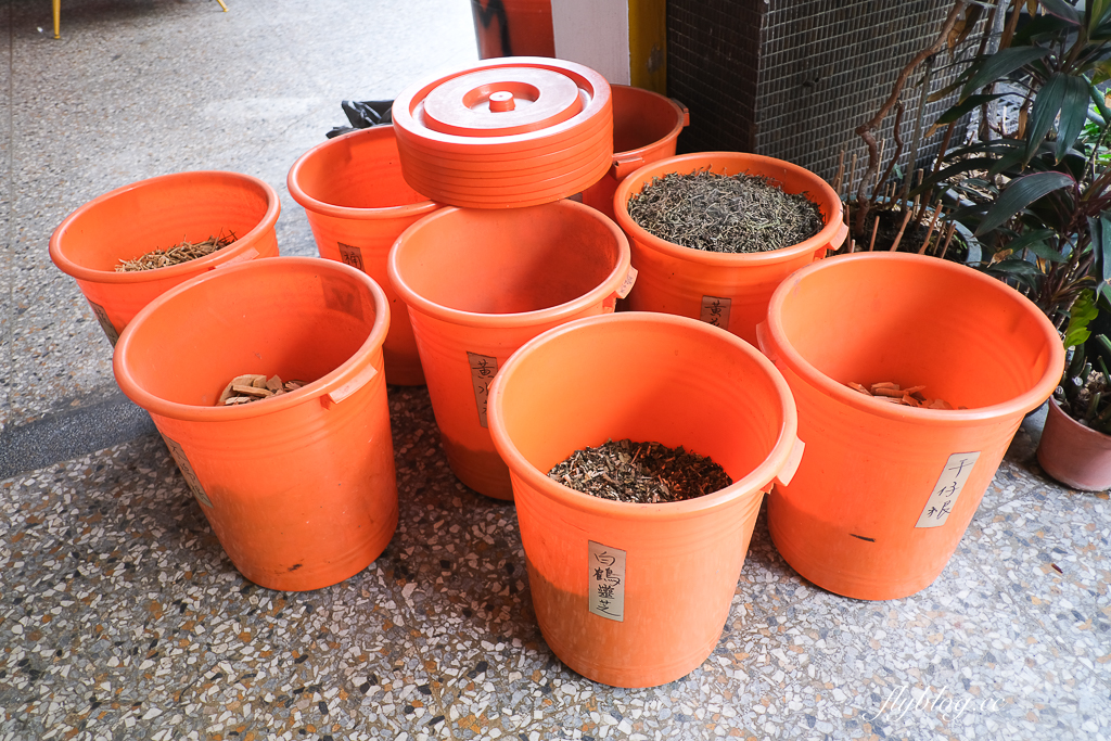 台中中區｜芳泉青草茶．舊城區20年老店，青草茶、苦茶、洛神茶杯裝罐裝都有 @飛天璇的口袋