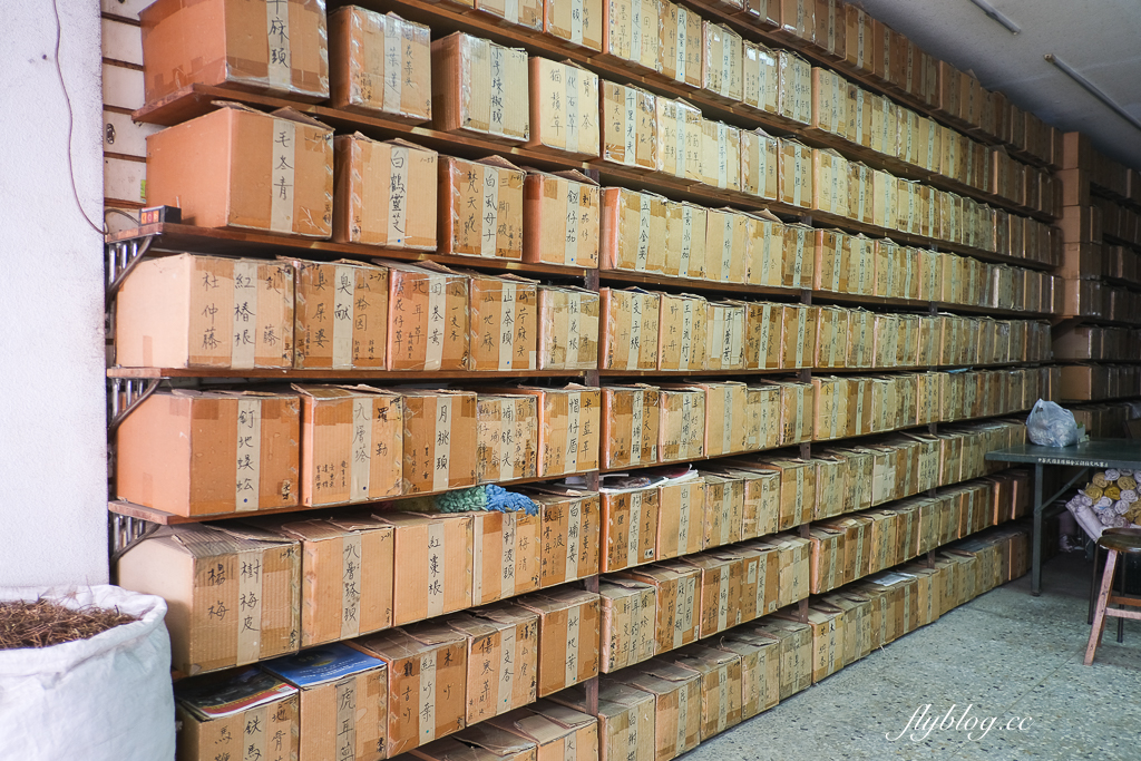 台中中區｜芳泉青草茶．舊城區20年老店，青草茶、苦茶、洛神茶杯裝罐裝都有 @飛天璇的口袋