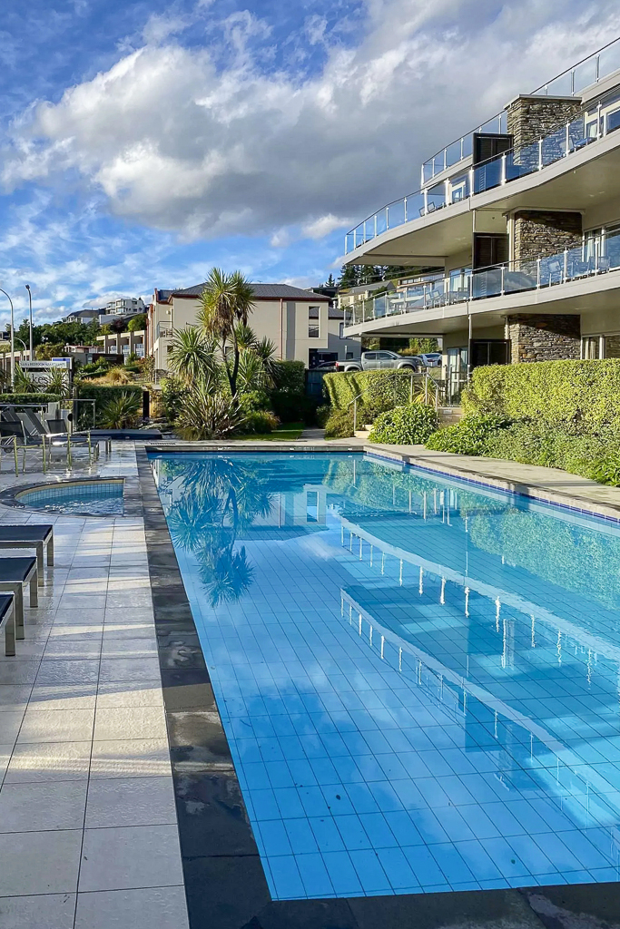 紐西蘭瓦納卡｜Lakeside Apartments Wanaka．瓦納卡湖畔飯店，有露天游泳池和三溫暖水池 @飛天璇的口袋