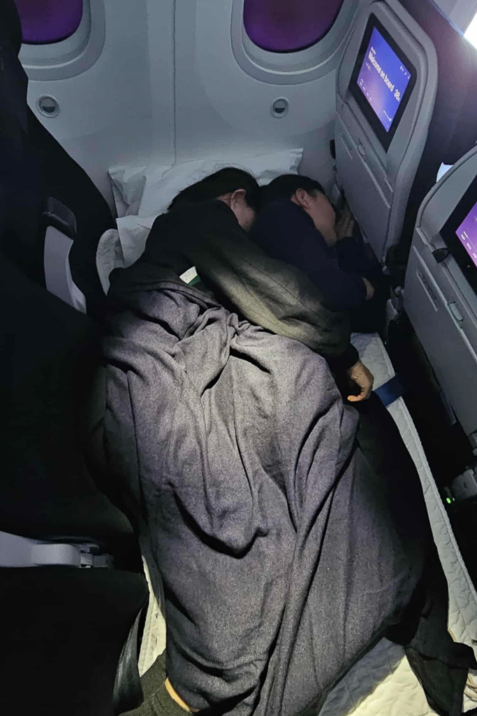 【紐西蘭航空】台北唯一直飛奧克蘭，經濟艙也能180度躺平睡到目的地，首創空中沙發 Skycouch @飛天璇的口袋