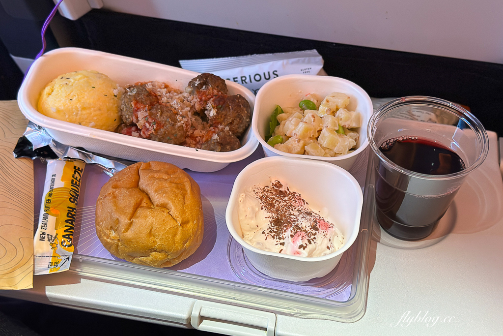【紐西蘭航空】台北唯一直飛奧克蘭，經濟艙也能180度躺平睡到目的地，首創空中沙發 Skycouch @飛天璇的口袋