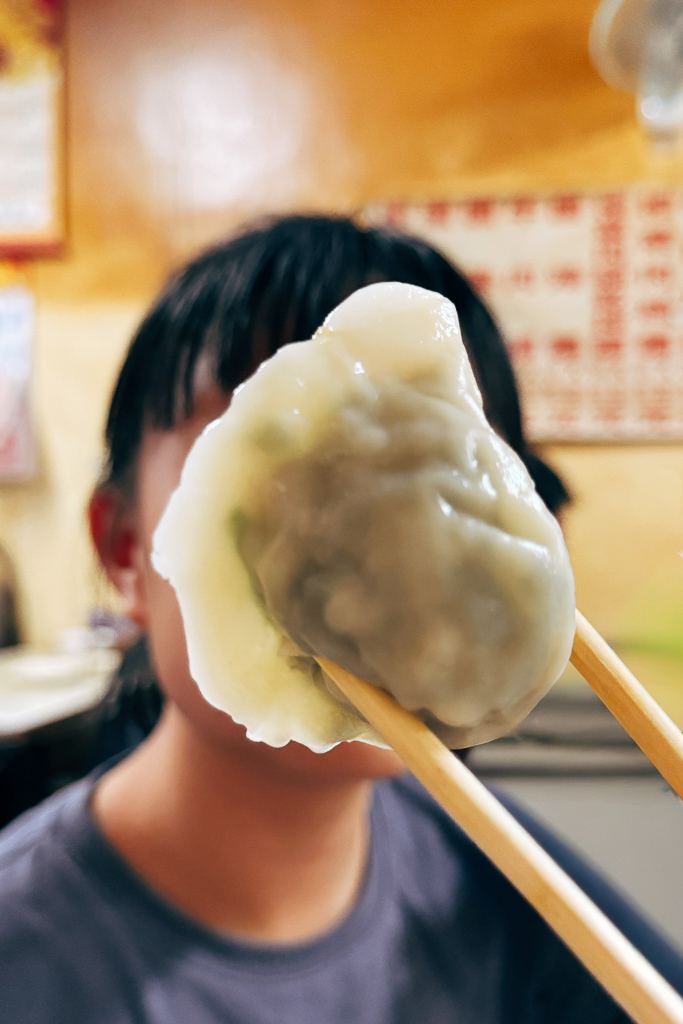 台中西屯｜山東老牌水餃牛肉麵．台中巨無霸大水餃，一口咬下滿滿韭菜內餡 @飛天璇的口袋