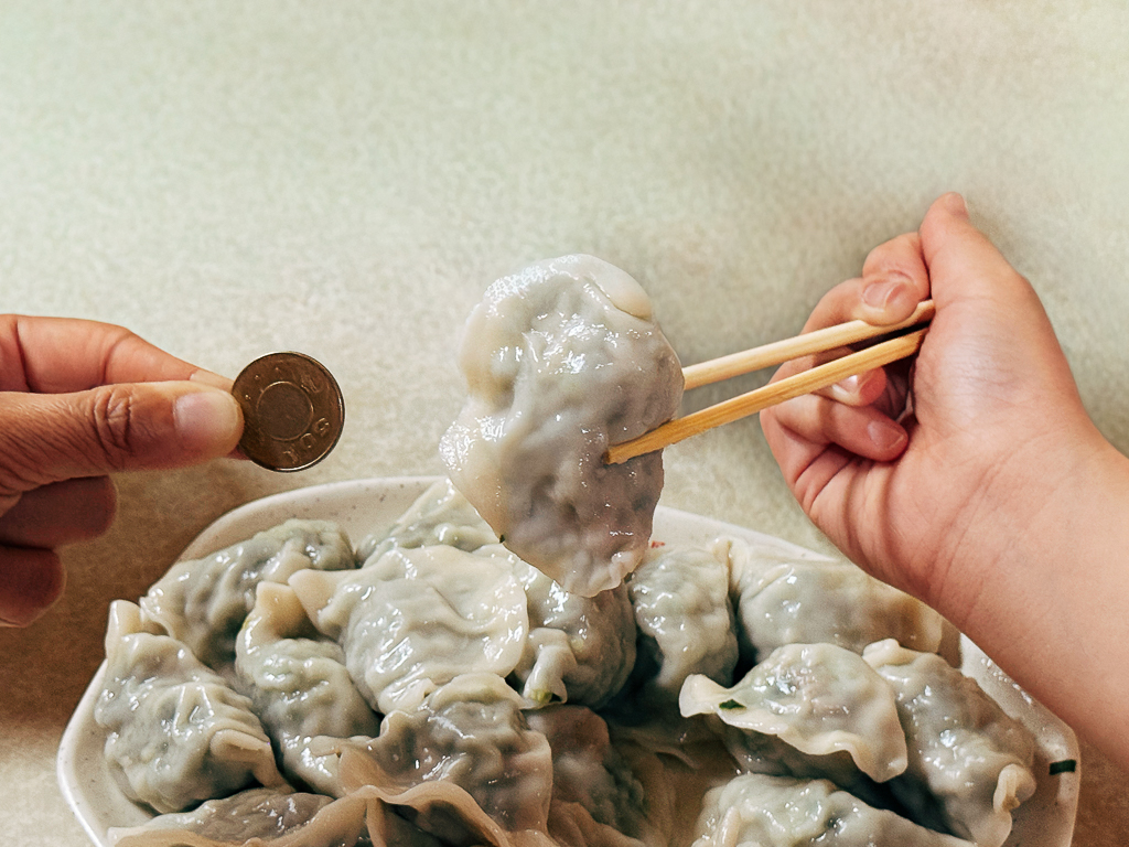 台中西屯｜山東老牌水餃牛肉麵．台中巨無霸大水餃，一口咬下滿滿韭菜內餡 @飛天璇的口袋