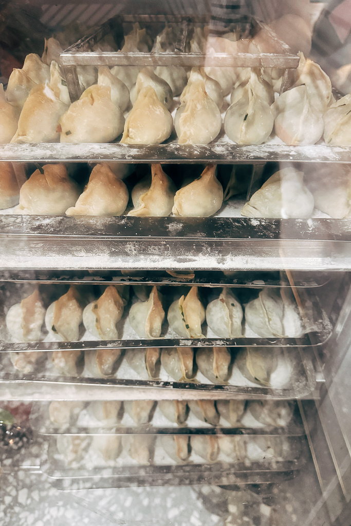 台中西屯｜山東老牌水餃牛肉麵．台中巨無霸大水餃，一口咬下滿滿韭菜內餡 @飛天璇的口袋