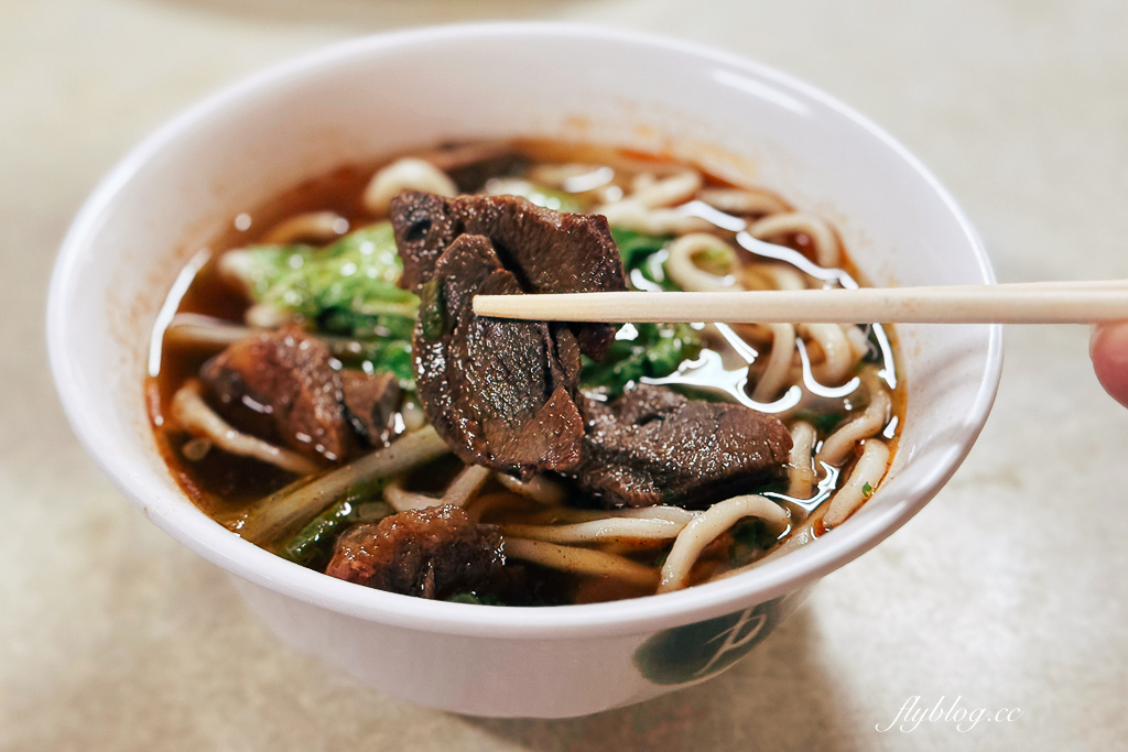 台中西屯｜山東老牌水餃牛肉麵．台中巨無霸大水餃，一口咬下滿滿韭菜內餡 @飛天璇的口袋