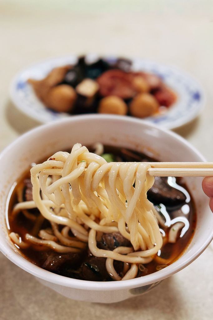 台中西屯｜山東老牌水餃牛肉麵．台中巨無霸大水餃，一口咬下滿滿韭菜內餡 @飛天璇的口袋