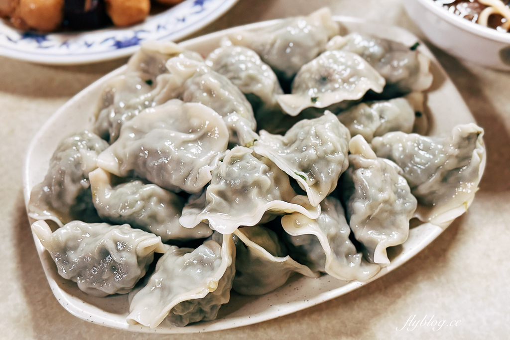 台中西屯｜山東老牌水餃牛肉麵．台中巨無霸大水餃，一口咬下滿滿韭菜內餡 @飛天璇的口袋