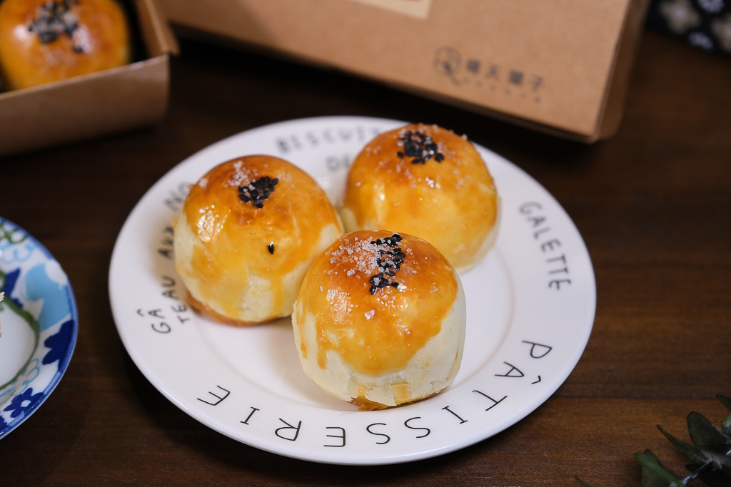 台中北區｜晴天菓子烘焙．甫開業就獲台中十大伴手禮，必買人氣甜燒餅和蛋黃酥 @飛天璇的口袋