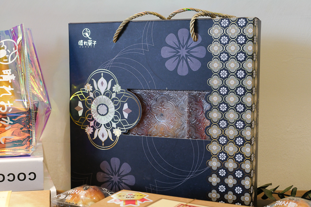 台中北區｜晴天菓子烘焙．甫開業就獲台中十大伴手禮，必買人氣甜燒餅和蛋黃酥 @飛天璇的口袋