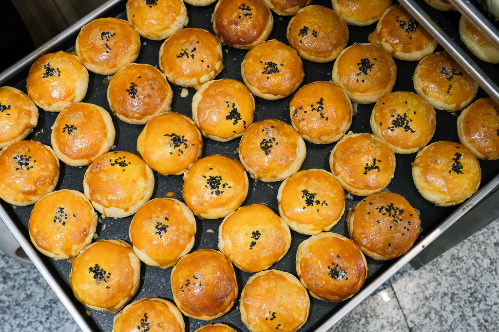 台中北區｜晴天菓子烘焙．甫開業就獲台中十大伴手禮，必買人氣甜燒餅和蛋黃酥 @飛天璇的口袋