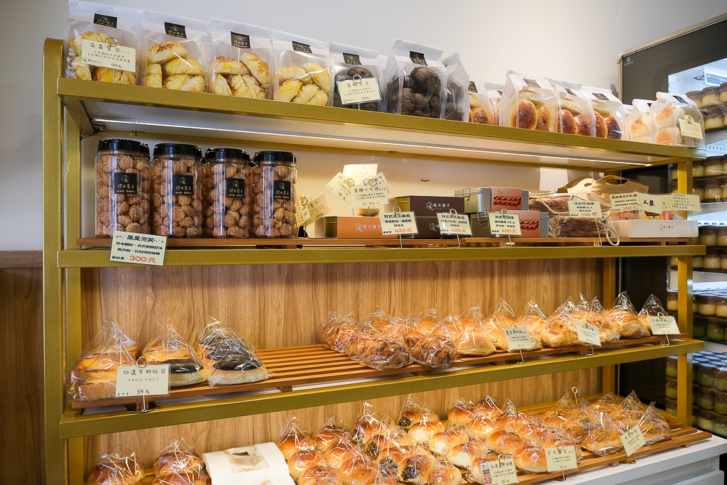 台中北區｜晴天菓子烘焙．甫開業就獲台中十大伴手禮，必買人氣甜燒餅和蛋黃酥 @飛天璇的口袋