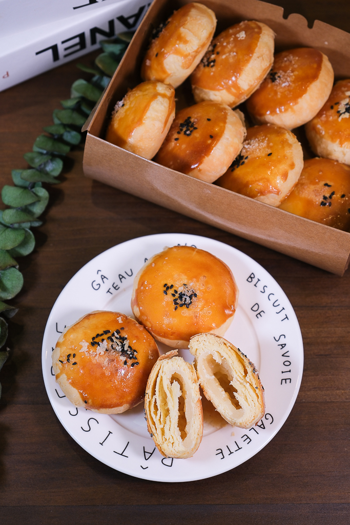 台中北區｜晴天菓子烘焙．甫開業就獲台中十大伴手禮，必買人氣甜燒餅和蛋黃酥 @飛天璇的口袋