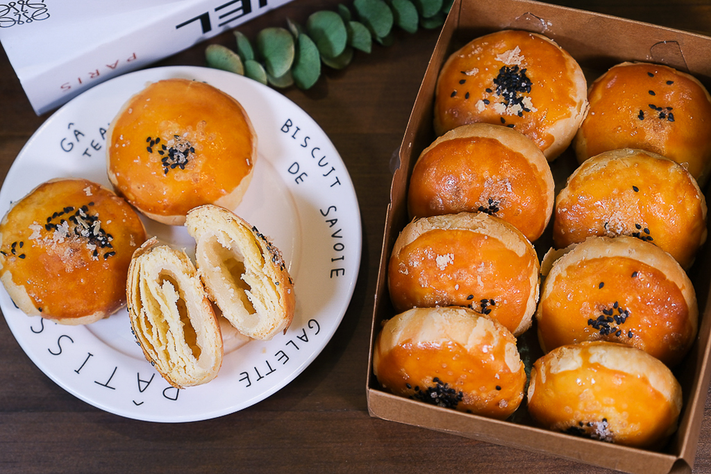 台中北區｜晴天菓子烘焙．甫開業就獲台中十大伴手禮，必買人氣甜燒餅和蛋黃酥 @飛天璇的口袋