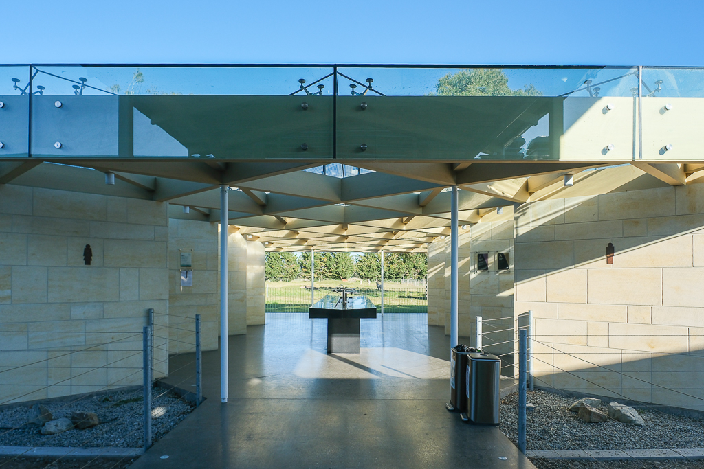 紐西蘭南島｜Farmers Corner．台灣人開的伴手禮店，牧場餵羊駝春天賞薰衣草 @飛天璇的口袋