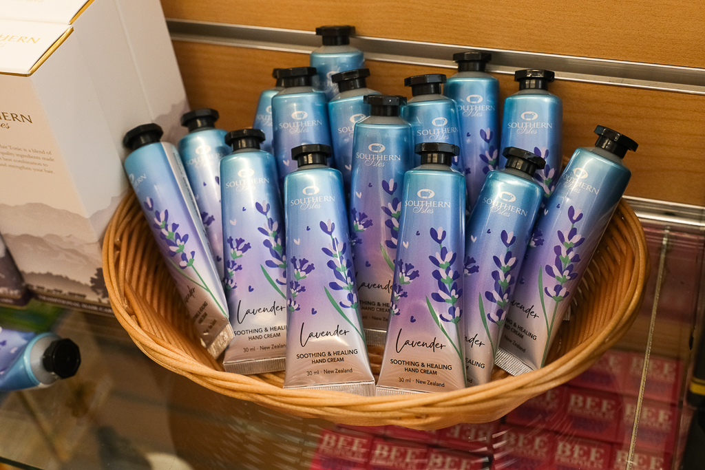 紐西蘭南島｜Farmers Corner．台灣人開的伴手禮店，牧場餵羊駝春天賞薰衣草 @飛天璇的口袋