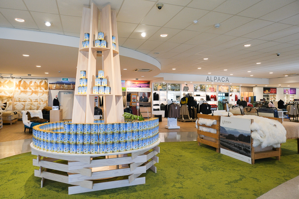 紐西蘭南島｜Farmers Corner．台灣人開的伴手禮店，牧場餵羊駝春天賞薰衣草 @飛天璇的口袋