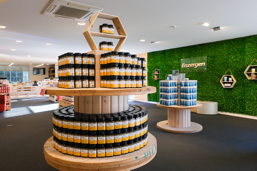 紐西蘭南島｜Farmers Corner．台灣人開的伴手禮店，牧場餵羊駝春天賞薰衣草 @飛天璇的口袋