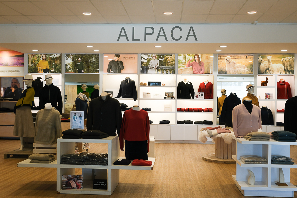 紐西蘭南島｜Farmers Corner．台灣人開的伴手禮店，牧場餵羊駝春天賞薰衣草 @飛天璇的口袋