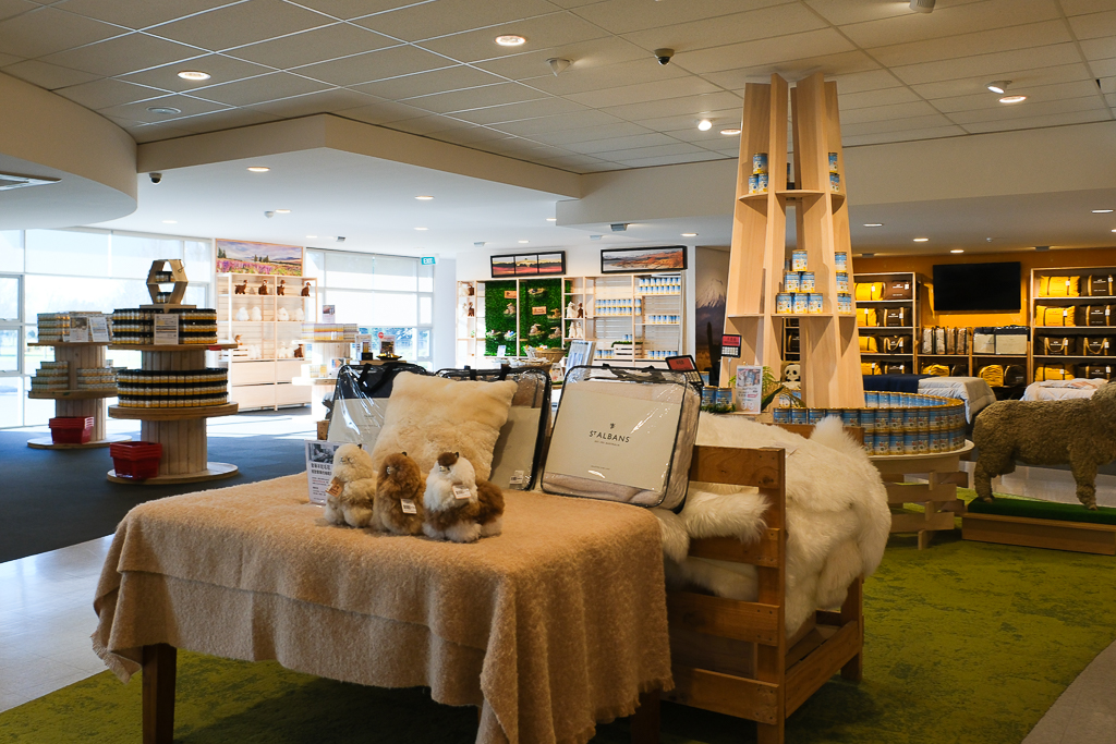 紐西蘭南島｜Farmers Corner．台灣人開的伴手禮店，牧場餵羊駝春天賞薰衣草 @飛天璇的口袋